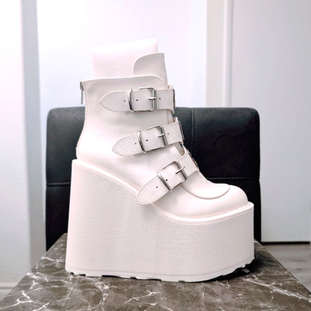 SOLD NIB Demonia Swing 105 Platform Boots